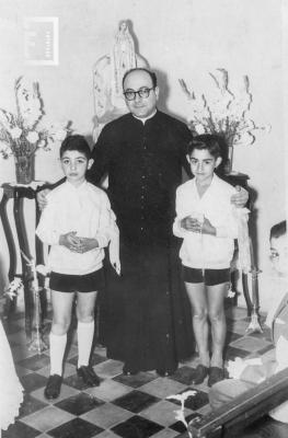 Niños Primera Comunión en Centro Misional María Madre de la Iglesia con Padre Roberto Mancuso, octubre 1965