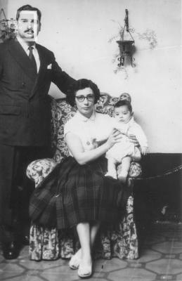 Jorge Baldarenas con sus padres, octubre 1958