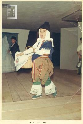 Niño vestido de gaucho en acto escolar