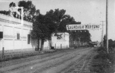 Balneario Neptuno, ingreso a las antiguas Aguas Corrientes, Sarmiento y L. De la Torre