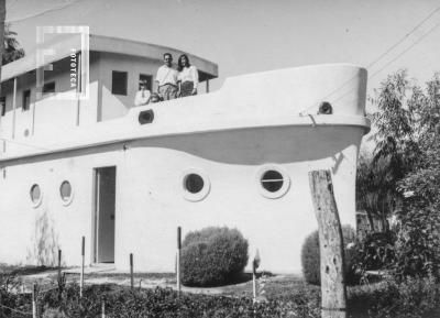 Casa en forma de barco calle Ingenieros entre Sarmiento y G. Nacionales (Nº par). Arriba propietario Sr. O. Caffiero y flia.