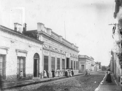 La vieja Escuela Normal. La casa de enfrente (esq. Oeste) pertenecía a la familia Sánchez Echagüe