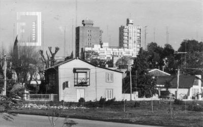 Casilla de Menchaca con edificios altos al fondo