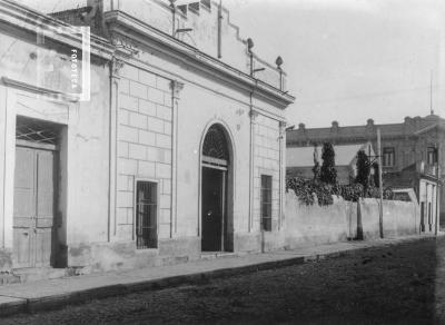 Edificio del Teatro Viejo en calle Lincoln (hoy Urquiza) entre Nación y Mitre (al fondo banco Provincia)