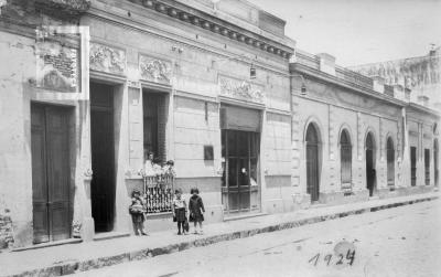 Casa de D. Carlos Ladislao Bustos en calle Nacion 122. Año 1924