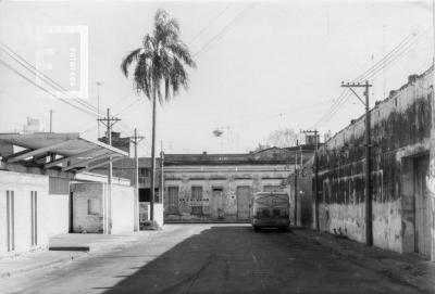 Cortada del Mercado con casa calle Garibaldi al fondo y palmera