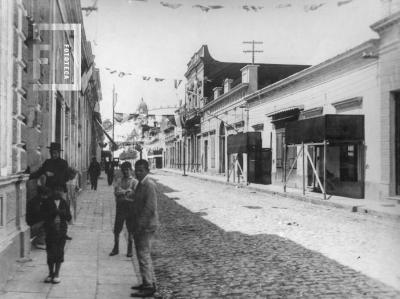 Calle Mitre entre Francia y Sarmiento. Carnavales de febrero de 1907
