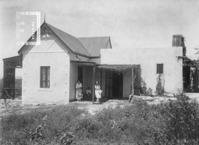 Villa Paulina (Alta Gracia), lado posterior, con Paulina C. de Bustos, César C. y Margarita Bustos