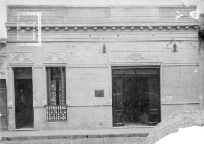 Frente de la Casa Bustos, vivienda y estudio fotográfico. Nación 122-124