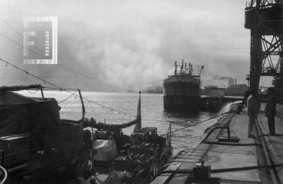 Vista desde el muelle del Puerto Nuevo, en primer plano, la Fragata Azopardo