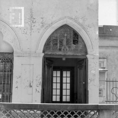 Puerta casa sobre la bajada de calle Belgrano