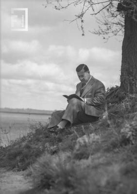 Andrés del Pozo leyendo junto a árbol