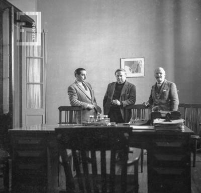 Jorge A. Dileo, el pintor Juan Batle Planas y César Bustos, durante la estadía del maestro en San Nicolás para dictar cursillos sobre Psicología de la Forma, mayo de 1965