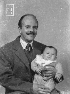 César Carlos Bustos con su hijo César Alberto en brazos. 1955
