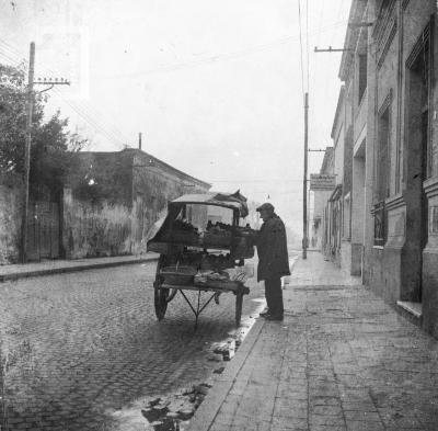 //El Turquito//, frutero, junto a su carrito en calle Ameghino al 160