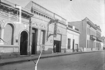 César Carlos Bustos en la puerta de la casa de fotografía, Nación 124