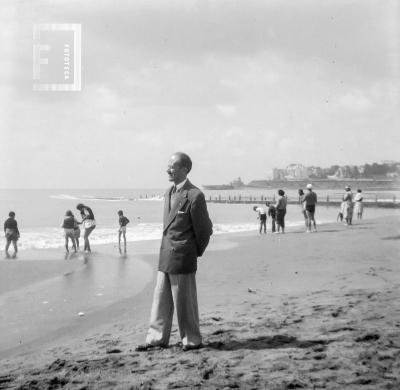 César Bustos en la playa, durante viaje Grupo Arroyo del Medio a Mar del Plata, Recital en Club Atlético, 24 de febrero 1951