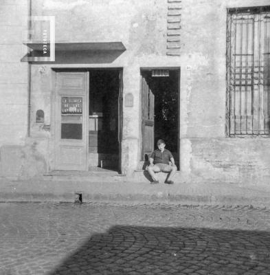 //La Clínica de las Lapiceras//, Ameghino 184 y Raúl Oscar Bustos sentado en umbral del 186, año 1967