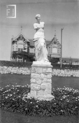 Estatua de Venus y chalet