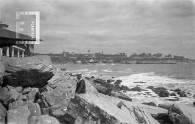 Chicos en piedras costa Mar del Plata