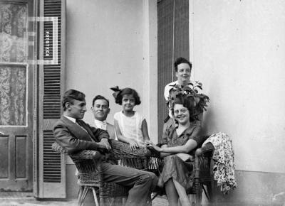 Integrantes de la familia Bustos en patio