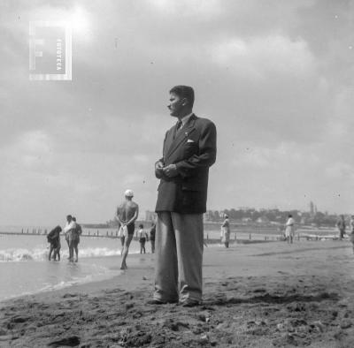 Astul Urquiaga en la playa, durante viaje Grupo Arroyo del Medio a Mar del Plata, Recital en Club Atlético, 24 de febrero 1951