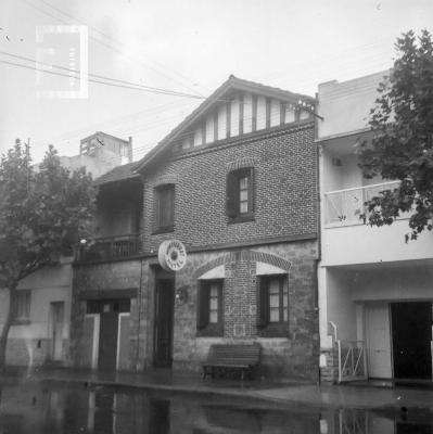 Frente Hotel Montserrat, durante viaje Grupo Arroyo del Medio a Mar del Plata, Recital en Club Atlético, 24 de febrero 1951