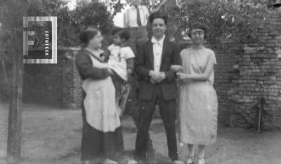 Paulina con Nelly en brazos, Carlos Nicanor y Margarita Bustos. Subido al árbol, César Carlos Bustos.