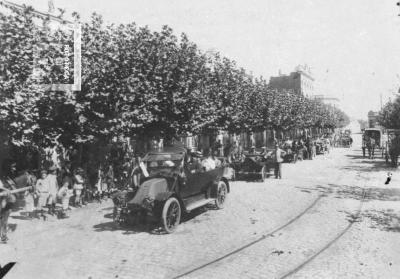 Desfile de autos antiguos durante festejos del Centenario de Mayo (reproducción)