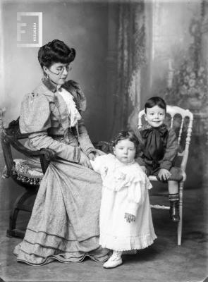 Paulina C. de Bustos con sus hijos Margarita y Carlitos