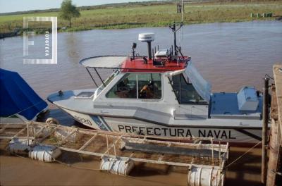 Lancha de Prefectura en puerto de Cabotaje