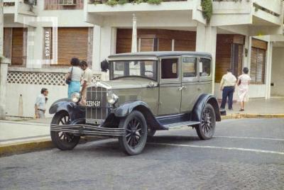 Auto antiguo en Guardias Nacionales y Belgrano