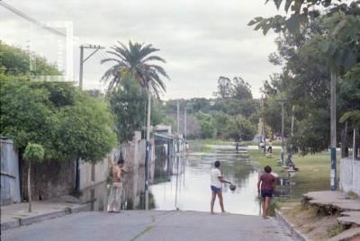 Calle Guardias Nacionales de Guruciaga hacia Alberdi. Inundación de 1983