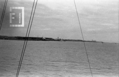 Vista de la costa de San Nicolás desde la Fragata Azopardo, navegando por el Paraná