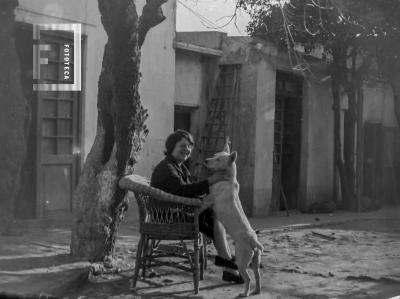 Margarita Bustos en patio con perro