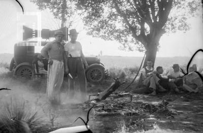 Grupo en el campo con auto propalador