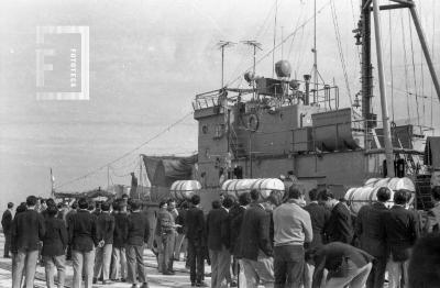 Fragata Azopardo en el Puerto Nuevo de San Nicolás. Visita de alumnos del Colegio Nacional