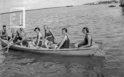 Grupo en canoa. César C. Bustos, hermanos Buijs y otras tres damas