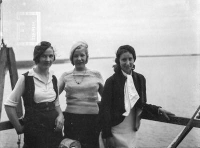 Tres damas en el puerto