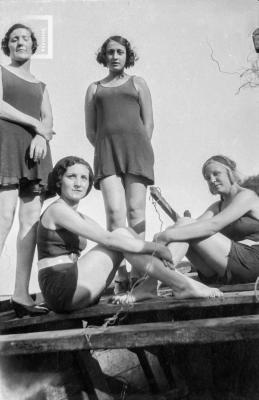 Grupo de damas en canoa
