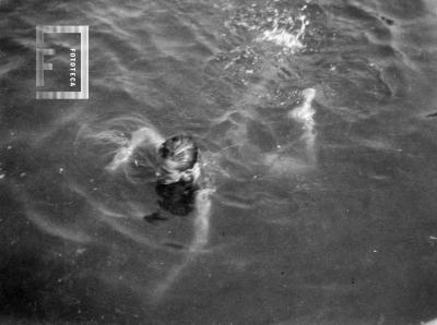 Balneario //Neptuno//. César C. Bustos nadando