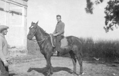 César C. Bustos a caballo en el campo de Müller, en Godoy