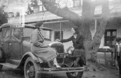 Dos damas en automóvil en el campo de Müller, en Godoy