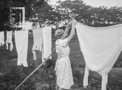 Señora tendiendo la ropa