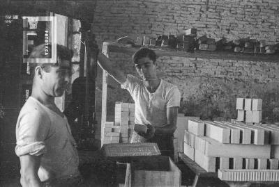 Hombres trabajando en taller