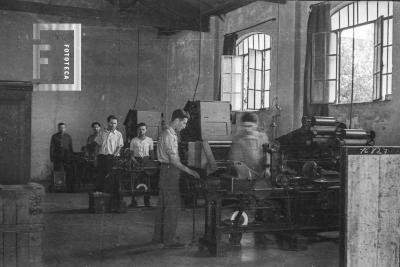 Hombres trabajando en taller