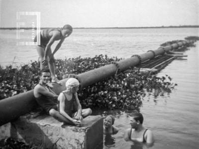 Grupo junto a cañería de toma de las Aguas Corrientes