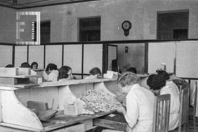 Mujeres trabajando en fábrica