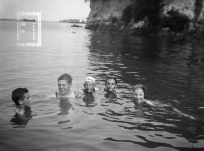 Grupo en el río. César C. Bustos, Jorge Varela y otros