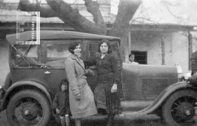Dos damas en automóvil en el campo de Müller, en Godoy
